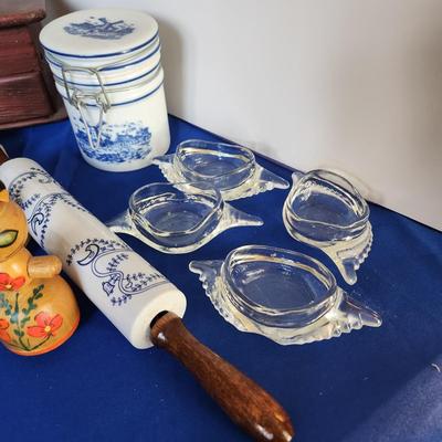 Kitchen Decor Lot Collectables Coffee Grinder, Glasbake, Toaster,