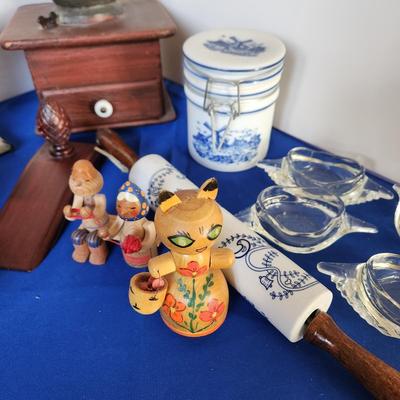 Kitchen Decor Lot Collectables Coffee Grinder, Glasbake, Toaster,