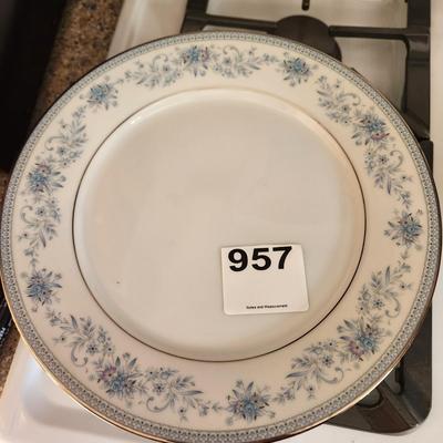 24 pcs. Noritake Blue Hill China Plates