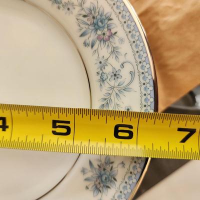 24 pcs. Noritake Blue Hill China Plates