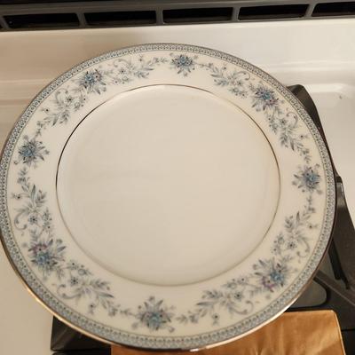 24 pcs. Noritake Blue Hill China Plates