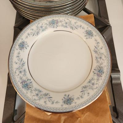 24 pcs. Noritake Blue Hill China Plates
