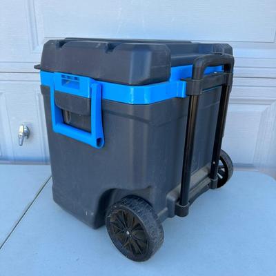 IGLOO COOLER ON WHEELS WITH A HANDLE