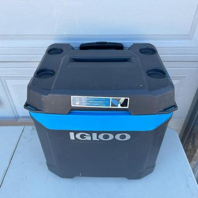 IGLOO COOLER ON WHEELS WITH A HANDLE