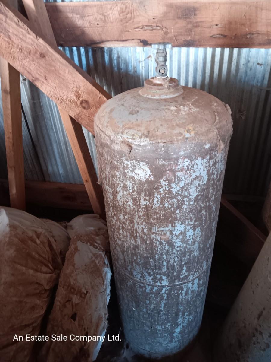 40 PST. TW-92 Steel cylinder tank | EstateSales.org