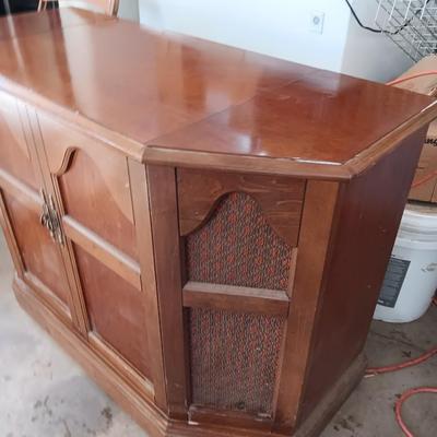 Wards Electronic Equipment Tube style turntable and radio in cabinet NON-WORKING