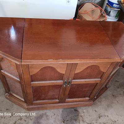 Wards Electronic Equipment Tube style turntable and radio in cabinet NON-WORKING