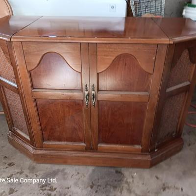 Wards Electronic Equipment Tube style turntable and radio in cabinet NON-WORKING