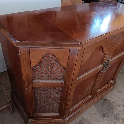 Wards Electronic Equipment Tube style turntable and radio in cabinet NON-WORKING