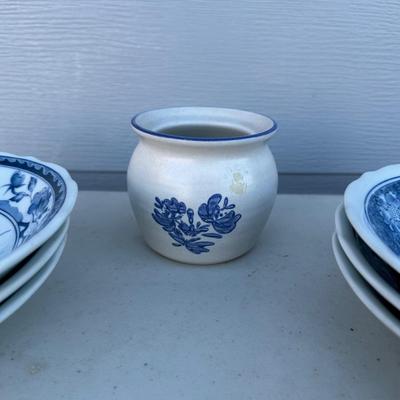 6 BLUE AND WHITE BOWLS