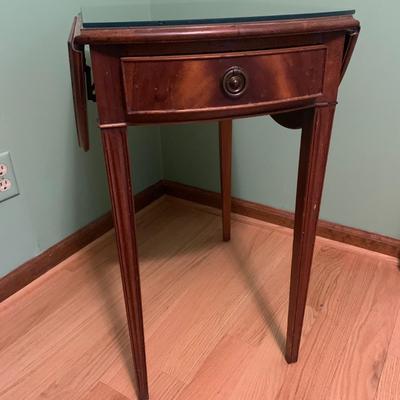 Two Federal Style Mahogany Side Tables (UO-KW)