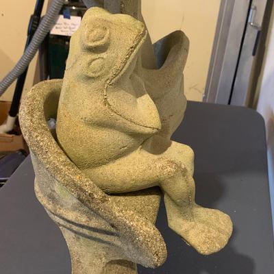 Frogs Under an Umbrella Garden Statue (LG-HS)