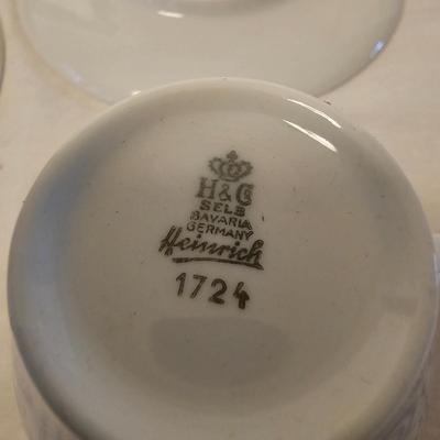 Assortment of Vintage Cups/Saucers & More (LR-JS)