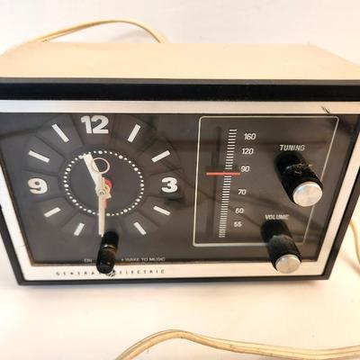 Lot #17  Vintage GE Clock Radio - works