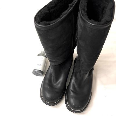 481 Pair of Black Leather and Suede UGG Ladies Boots size 8
