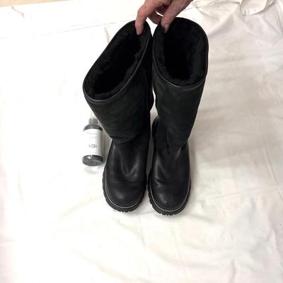 481 Pair of Black Leather and Suede UGG Ladies Boots size 8