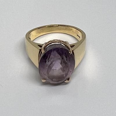 Estate 14 Karat Yellow Gold Amethyst Ring