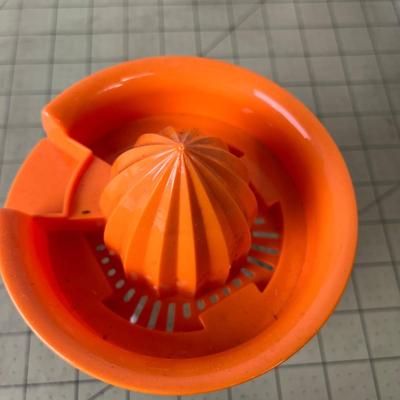 Kitchen Juicer and Floral Cups