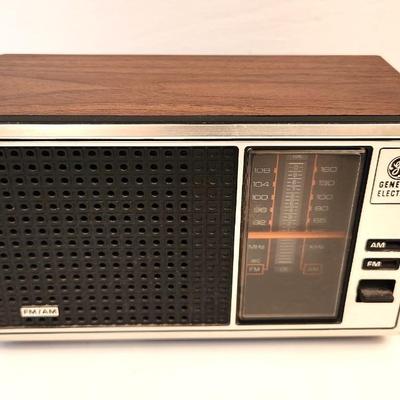 Lot #42  Vintage GE Bedside AM/FM Radio - works