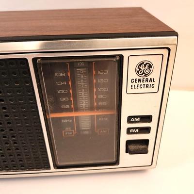 Lot #42  Vintage GE Bedside AM/FM Radio - works