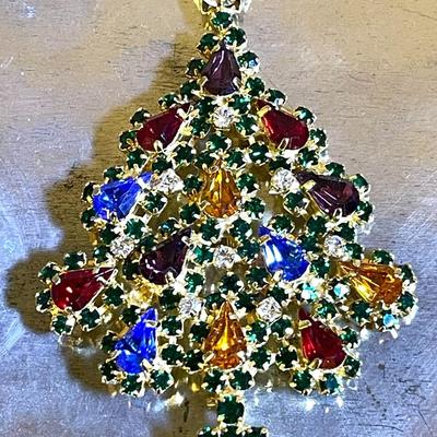31.  LARGE RHINESTONE CHRISTMAS TREE BROOCH