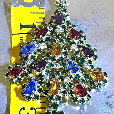 31.  LARGE RHINESTONE CHRISTMAS TREE BROOCH