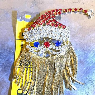 32.  LARGE SANTA FACE CHRISTMAS PIN GOLD FRINGE BEARD