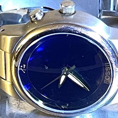 38.  CHUNKY STAINLESS STEEL FOSSIL MENS WRISTWATCH BLUE FACE
