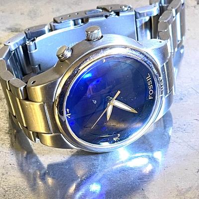 38.  CHUNKY STAINLESS STEEL FOSSIL MENS WRISTWATCH BLUE FACE