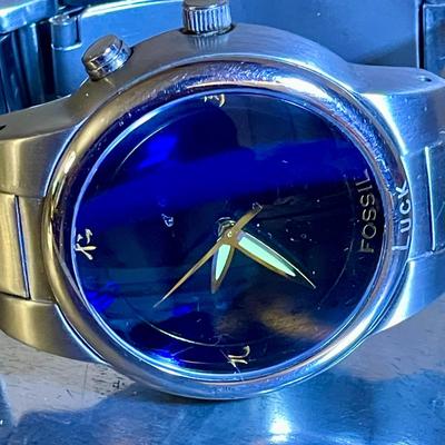 38.  CHUNKY STAINLESS STEEL FOSSIL MENS WRISTWATCH BLUE FACE