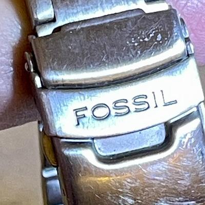 38.  CHUNKY STAINLESS STEEL FOSSIL MENS WRISTWATCH BLUE FACE