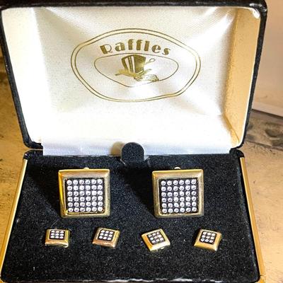 41.  VINTAGE MENS FORMAL SET RAFFLES CUFFLINKS & STUDS