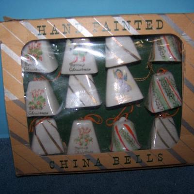 LOT 135  GREAT VINTAGE MID CENTURY CHRISTMAS BELLS in  BOX BLUME NY/JAPAN..