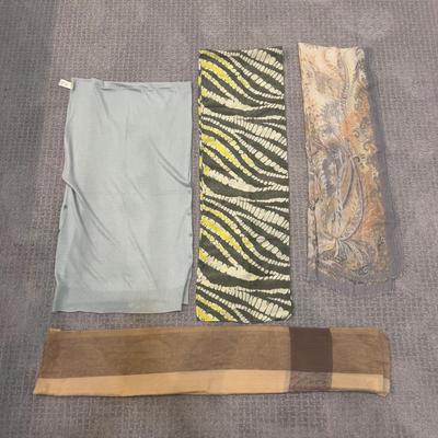537 Lot of Various Colors of Scarves