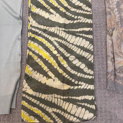 537 Lot of Various Colors of Scarves