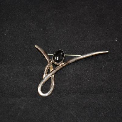 Graceful 925 Sterling Silver Brooch with Onyx 13.1g