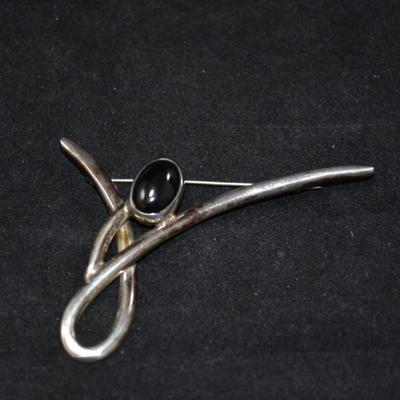 Graceful 925 Sterling Silver Brooch with Onyx 13.1g