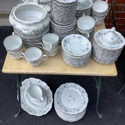 Johann Haviland Bavaria Germany China 122 pieces, one piece w/o a top, base w/o top, one condition issue