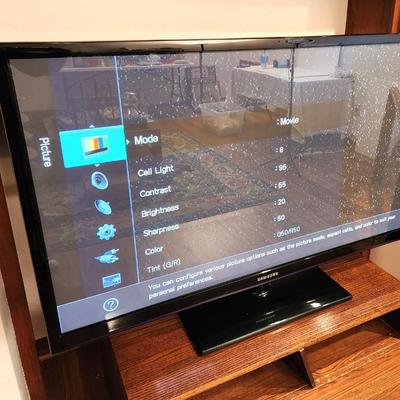 Lot #55  Samsung F5 Tv with Remote