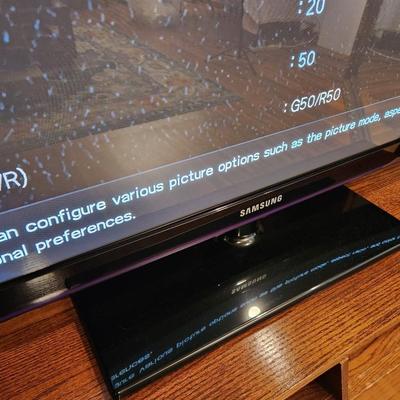 Lot #55  Samsung F5 Tv with Remote