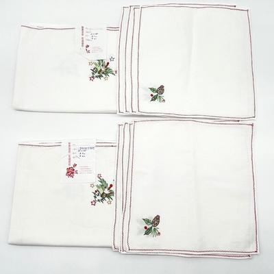 Hand Made Embroidered Christmas Table Topper ~ With Four (4) Napkins ~ Set Of Two (2)