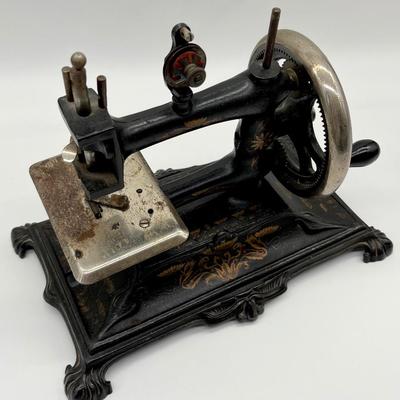 Vtg. Childrenâ€™s Toy Cast Iron Sewing Machine