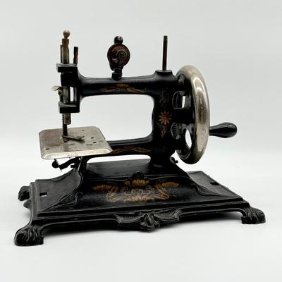 Vtg. Childrenâ€™s Toy Cast Iron Sewing Machine