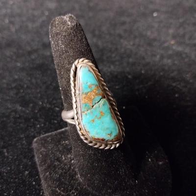 NATIVE AMERICAN TURQUOISE AND STERLING SILVER RING