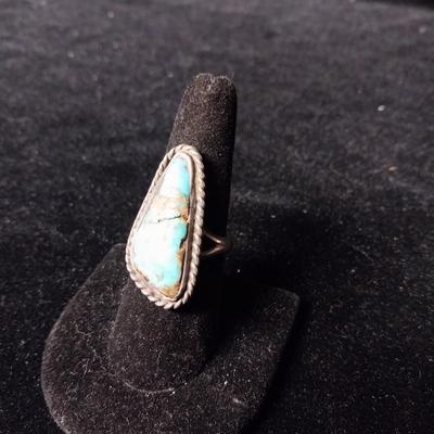 NATIVE AMERICAN TURQUOISE AND STERLING SILVER RING