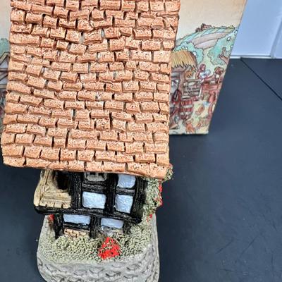 David White Spinners Cottage with Box and Coa