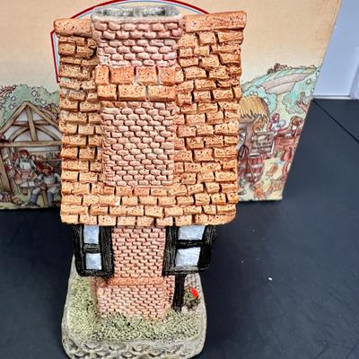 David White Spinners Cottage with Box and Coa
