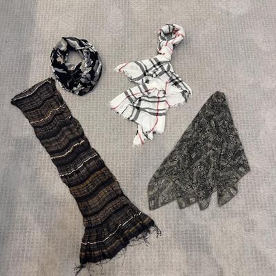 538 Four Black and White Scarf, Lot