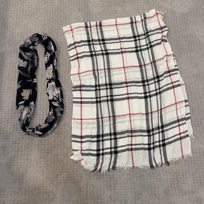 538 Four Black and White Scarf, Lot