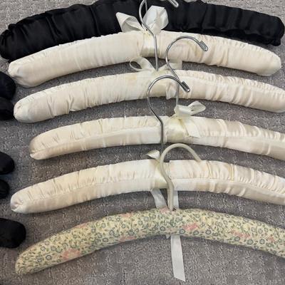 550 Mixed Lot of Black and White Padded Hangers